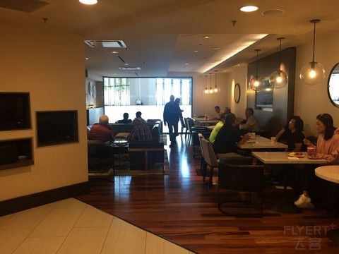 California--San Francisco Airport Marriott Waterfront Club Lounge and Breakfast (3).JPG