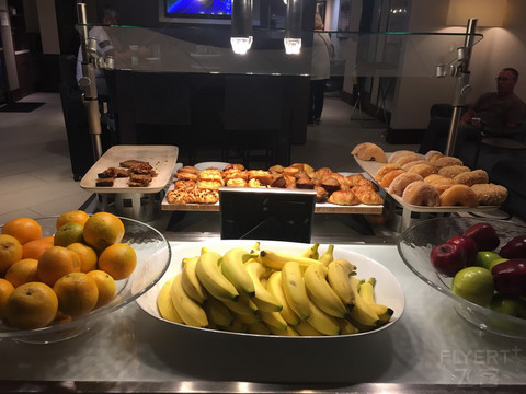 California--San Francisco Airport Marriott Waterfront Club Lounge and Breakfast (5).JPG