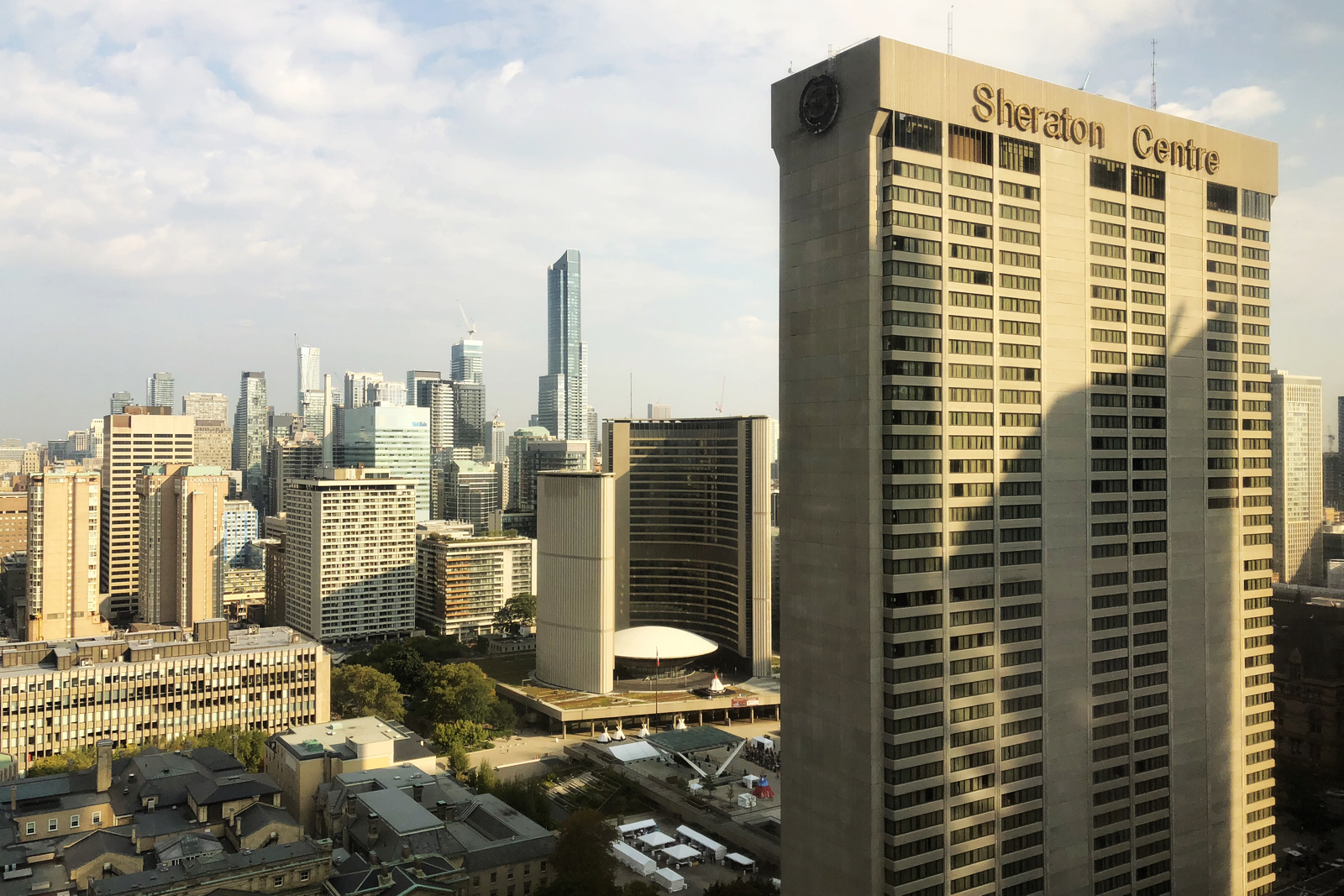 CN TowerСȷ -- ׶ϣ Hilton Toronto