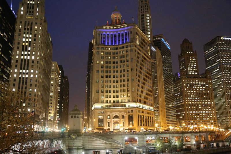 London House Chicago, Curio Collection by Hilton Exterior at Night.JPG