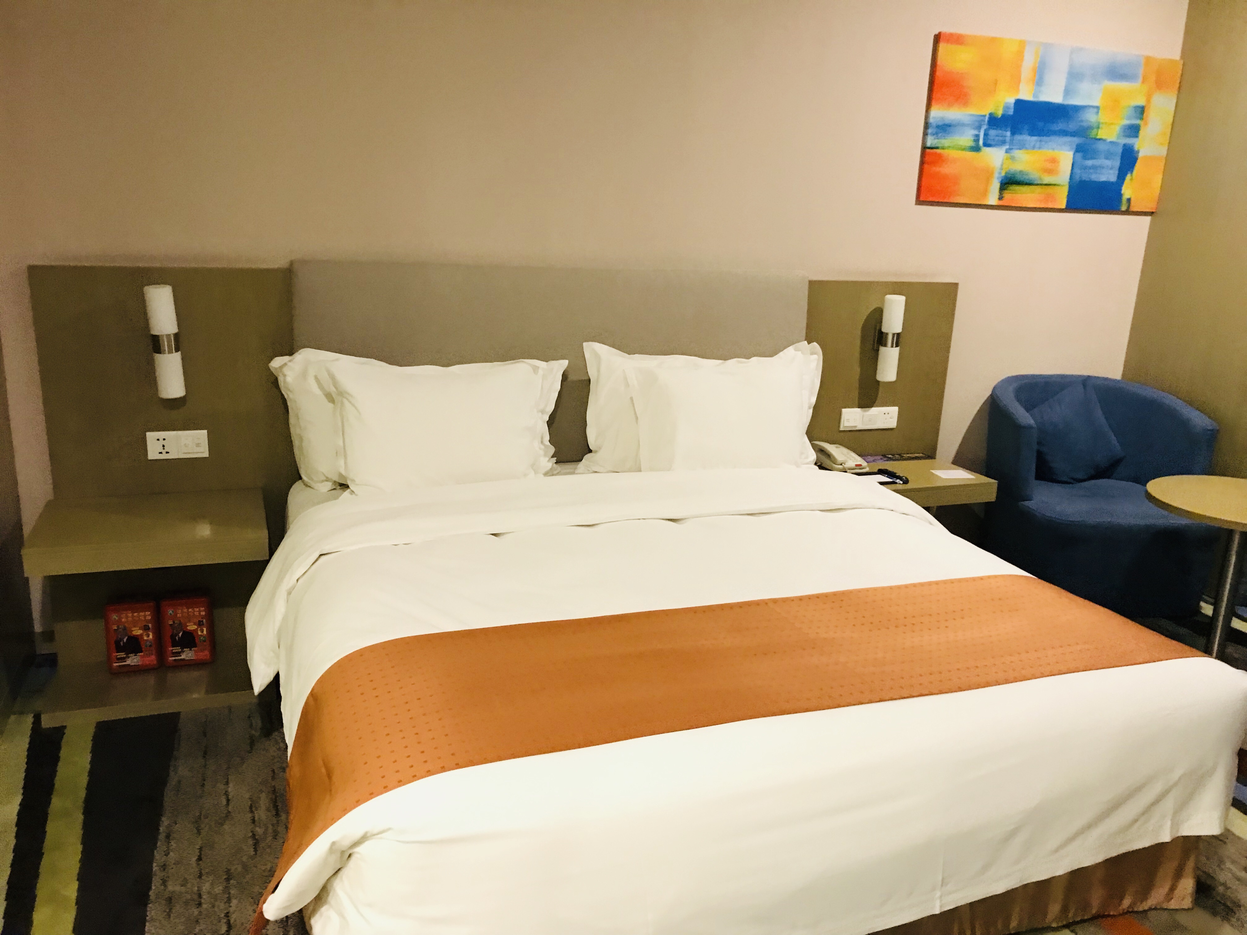  Holiday Inn Exp VS ӡżӴ Holiday Inn Exp