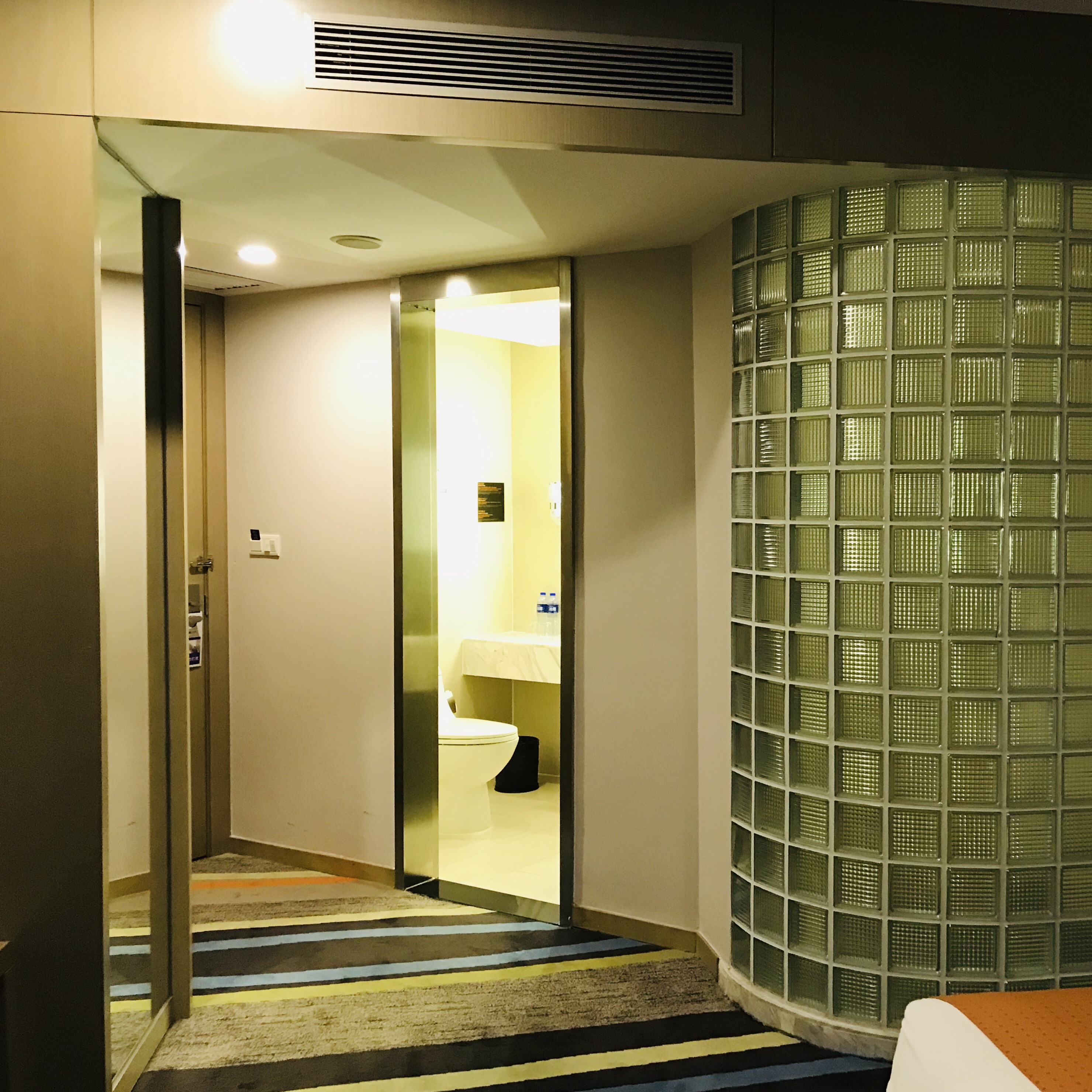  Holiday Inn Exp VS ӡżӴ Holiday Inn Exp