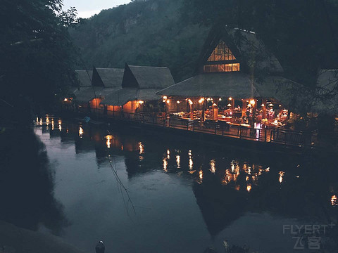 ̩ɫ̸ The Floathouse River Kwai