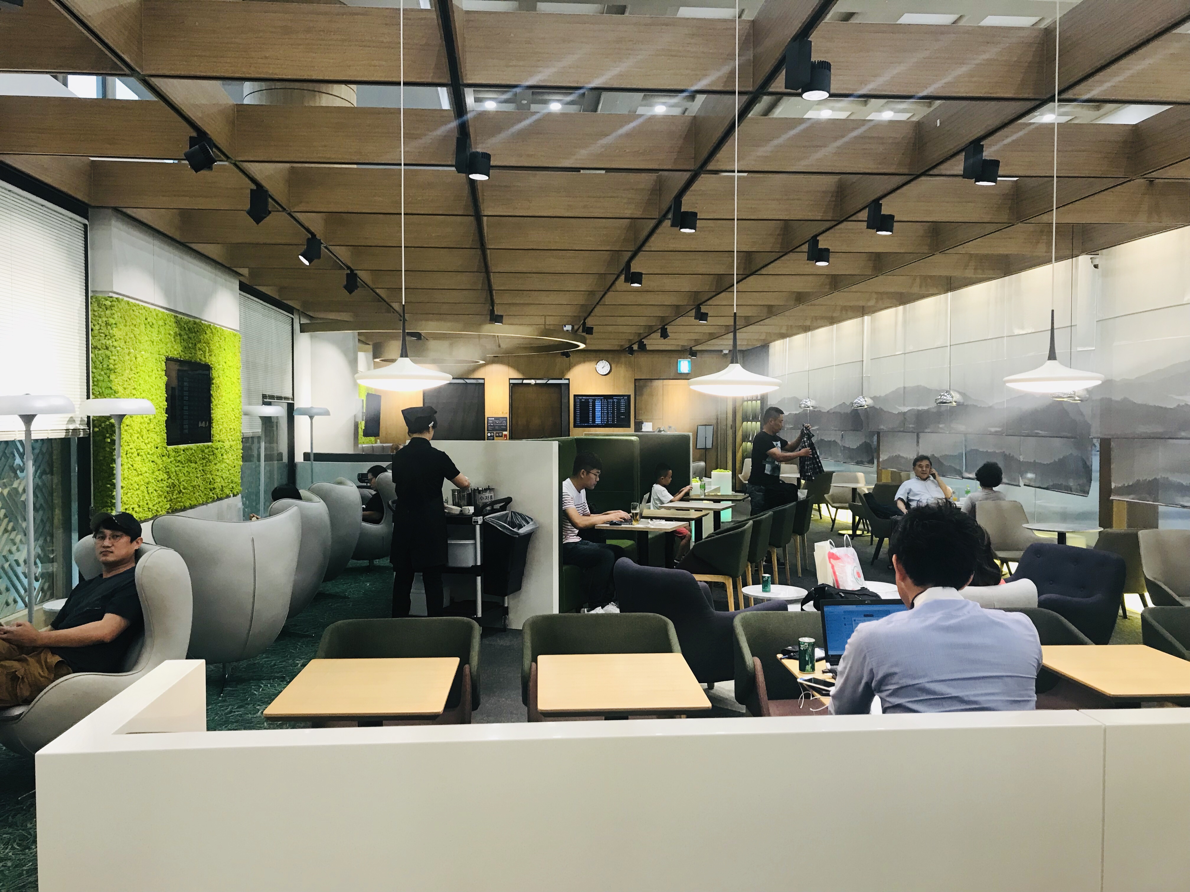 ֻSKY HUB LOUNGE