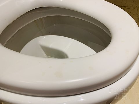 西安盛美利亚 马桶尿渍都擦不干净的五星级酒店