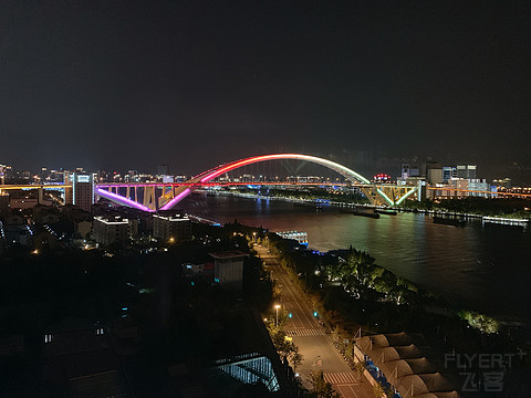 绿地万豪酒店，升级了角房，视野很棒，房间很不......
