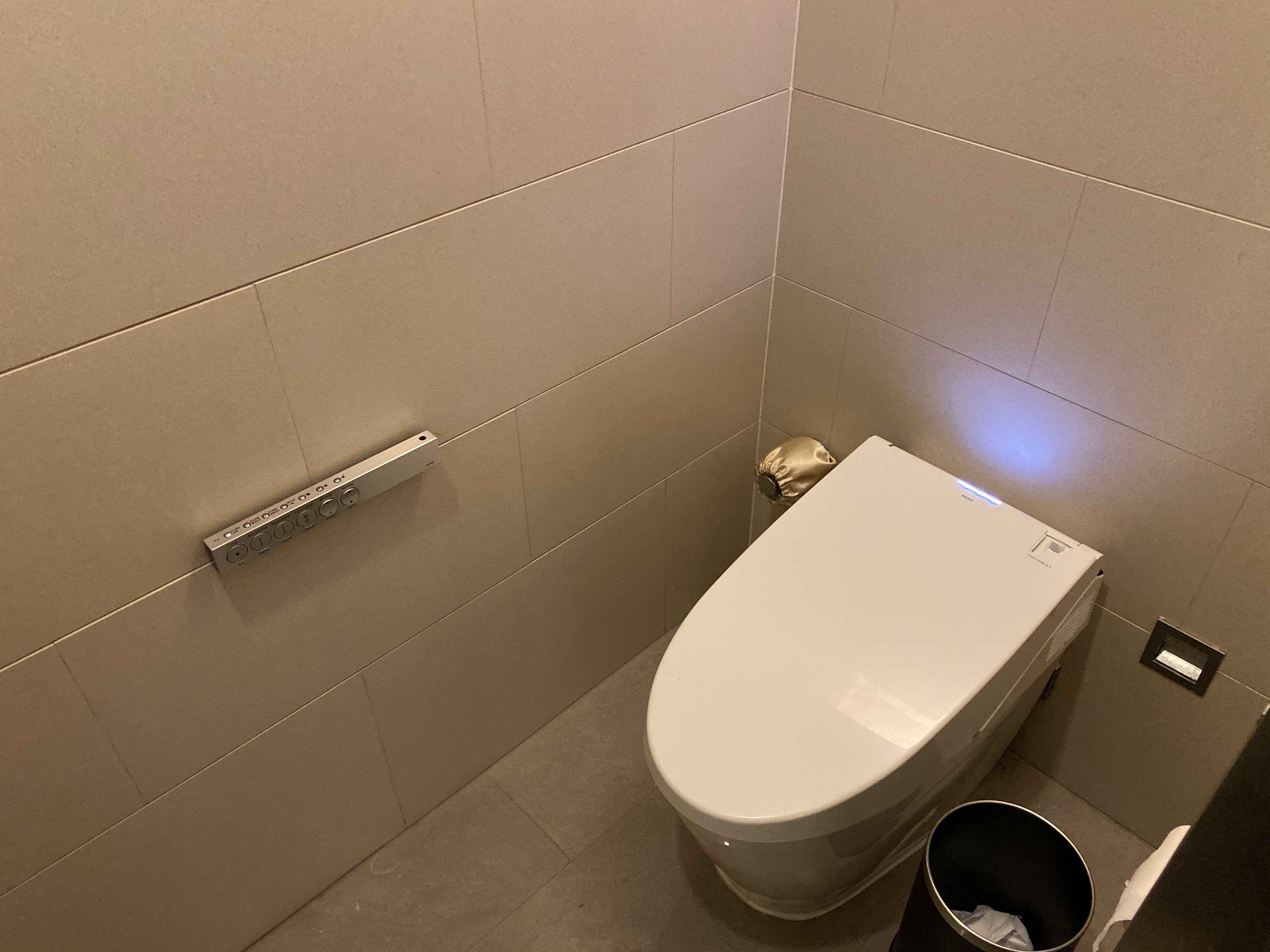 ޼