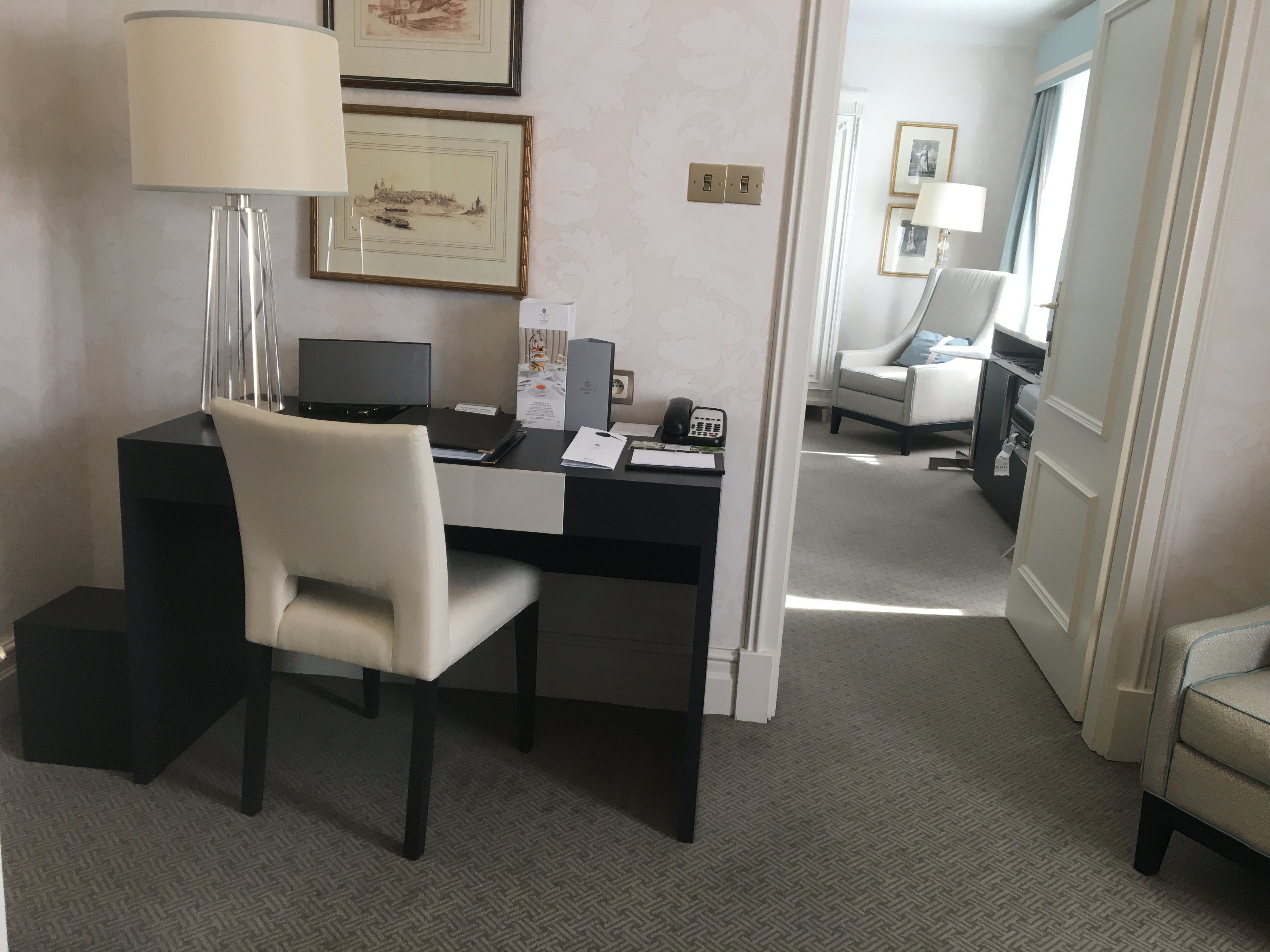 һ˵ĸϵ 3 ɳ˹оƵ Hotel Bristol LC