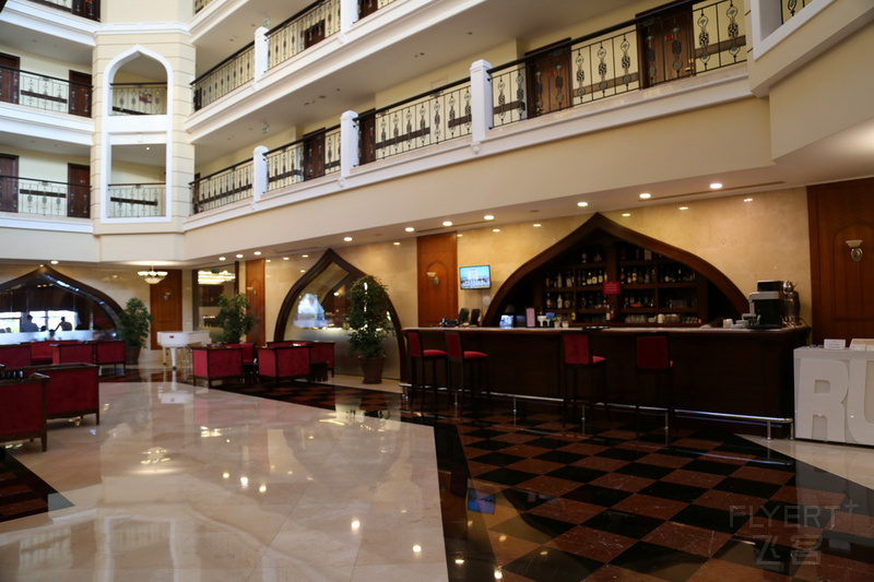Antalya--Crowne Plaza Hotel Lobby (7).JPG
