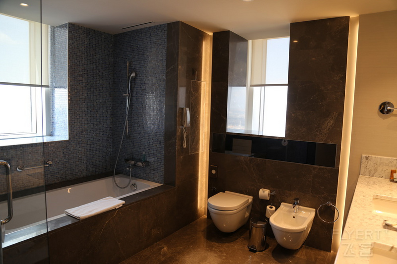 Istanbul--Istanbul Marriott Hotel Sisli Suite Bathroom (2).JPG