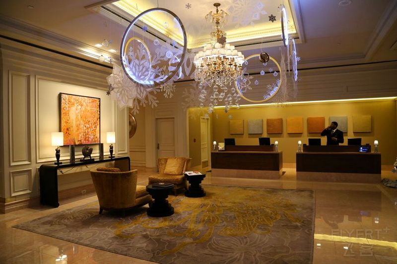 The Ritz Carlton Pentagon City Lobby (8).JPG