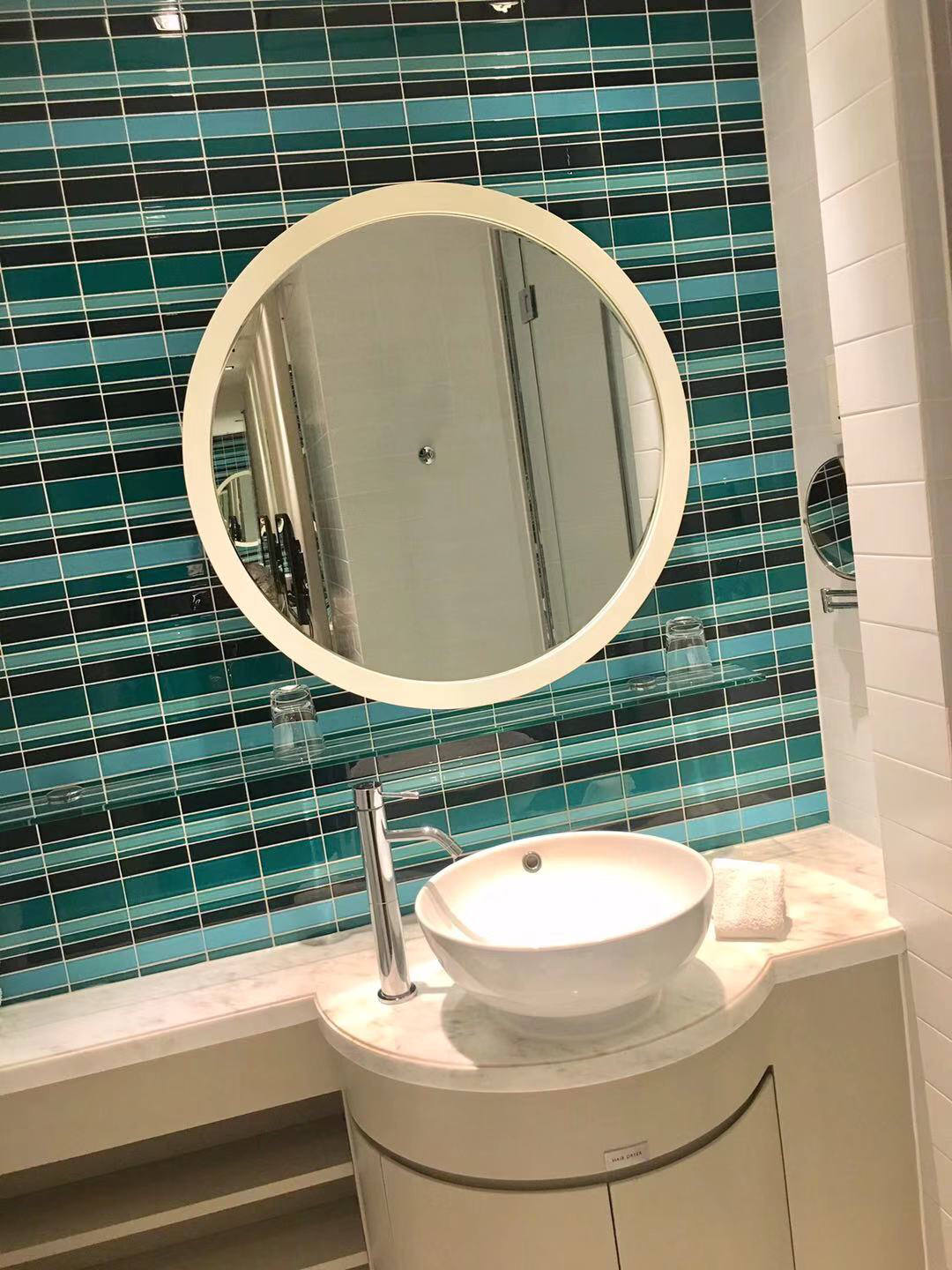 һĴڼڡ֮еһվ