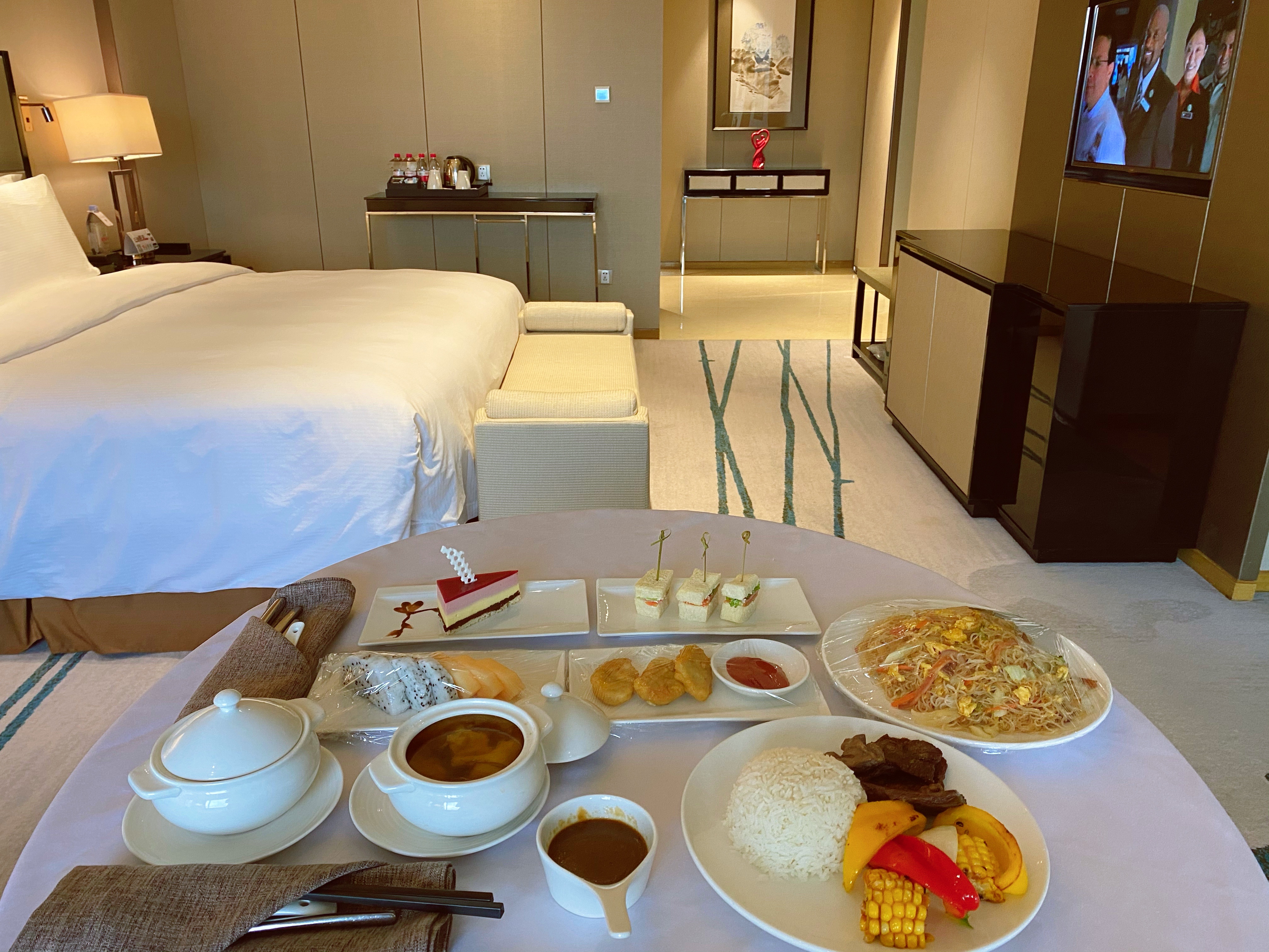 Դϣ־ƵHappy Hourroom service