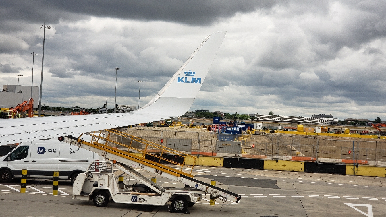 ع(jia)֮(LHR-AMS-VIE-HET)(KLM & ЇH)