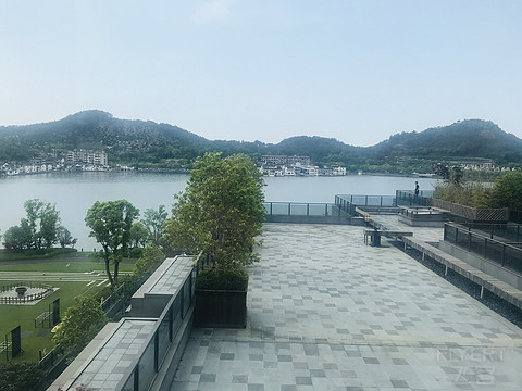 五一假期带着全家入住，满房了不给升级，一钻二金，全部给了酒廊待遇