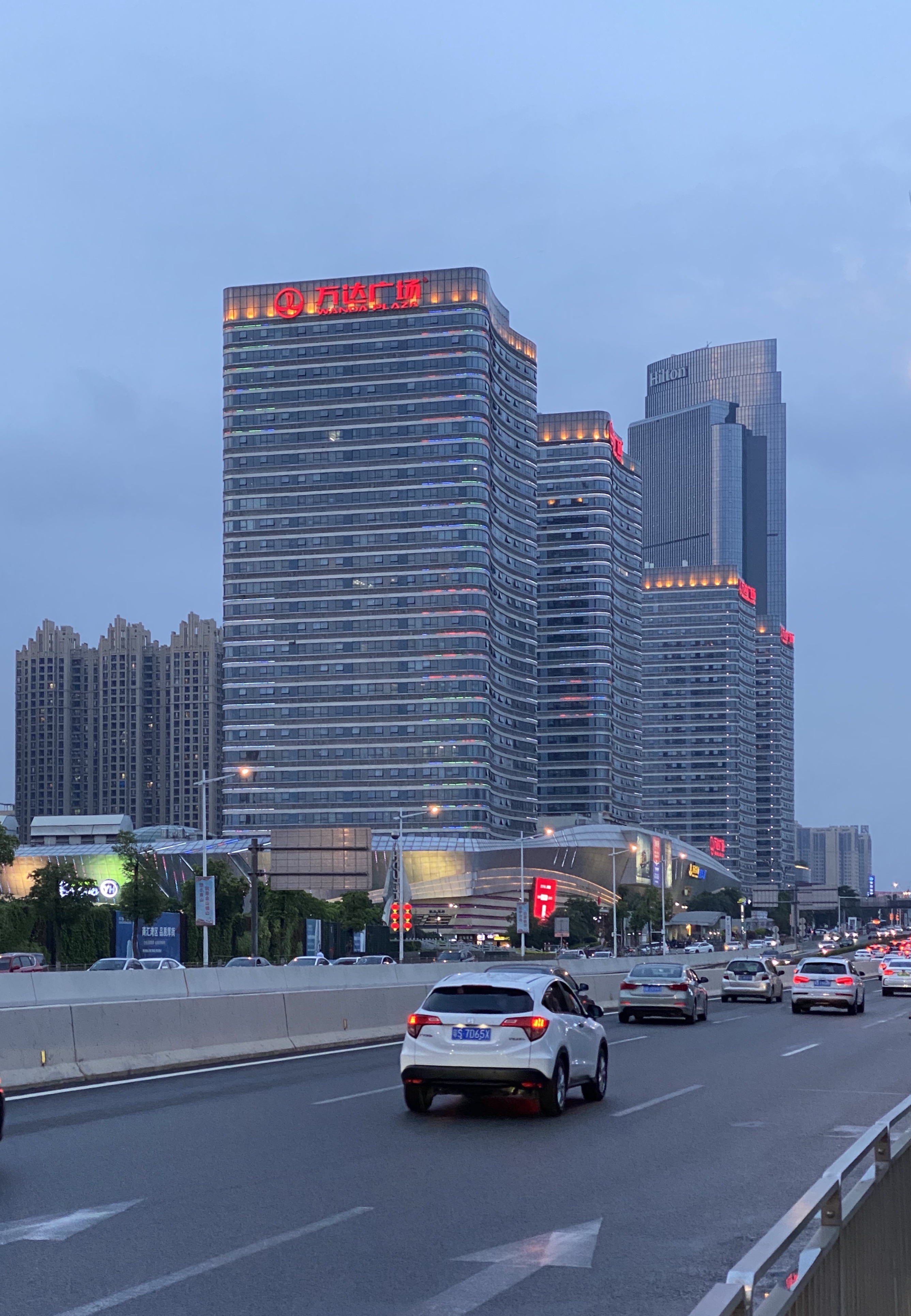 东莞华侨大酒店亮灯图片