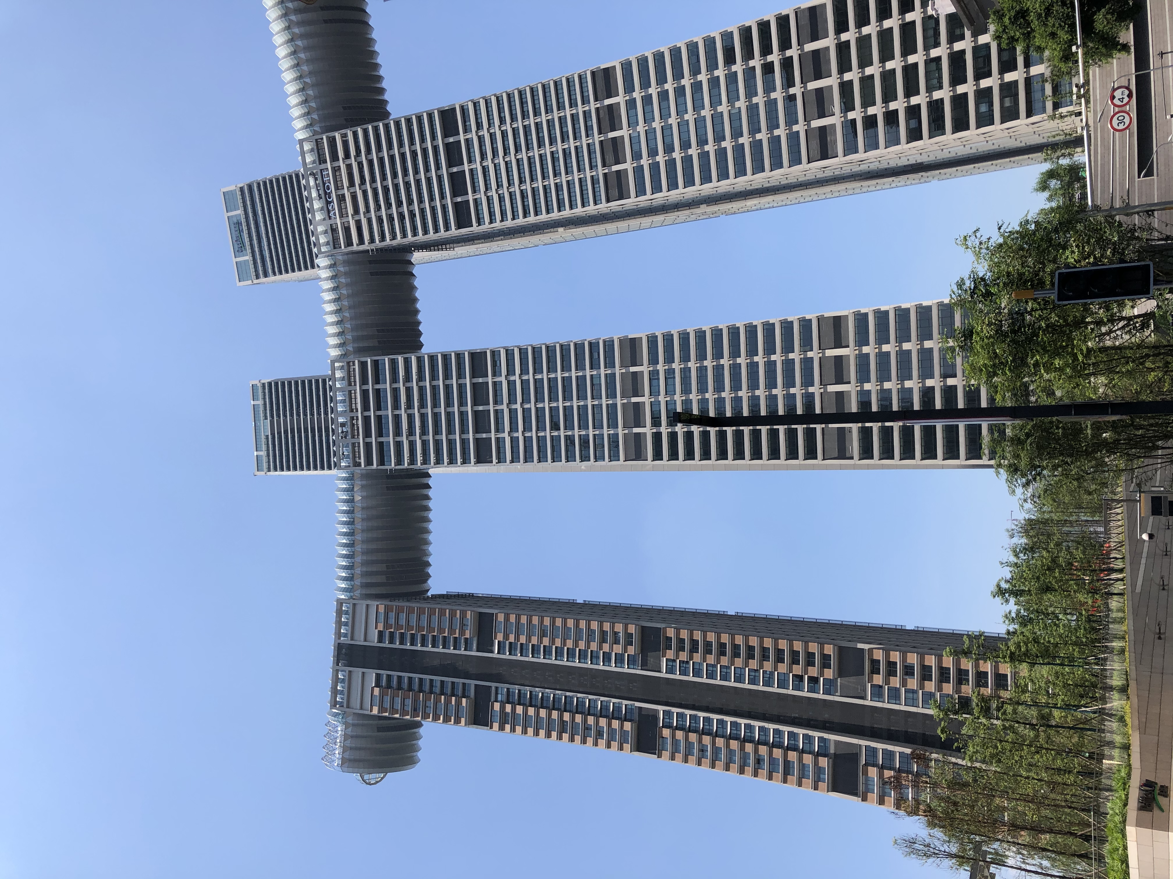 츻&