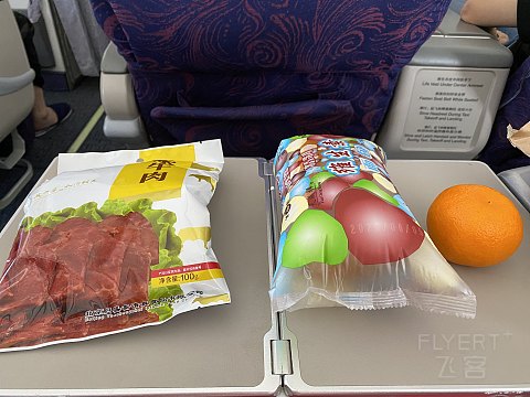 国航头等舱的餐食已经寒酸到让人厌恶了，经济舱这餐食已经很过份了，结果公务舱......