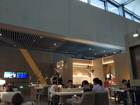 龙腾在虹桥V1受歧视