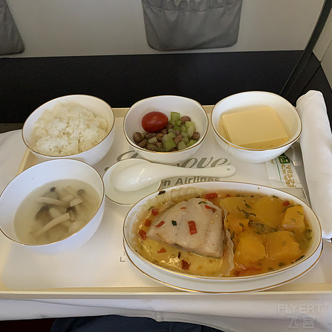 疫情下深圳航空PVG-SZX商务舱飞行。