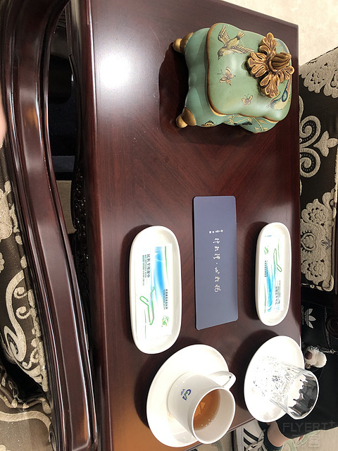 打卡重庆江北机场T3B候机楼，很不错，可以选择自营厅和机场的会员厅，介绍说......