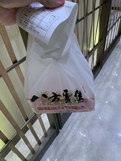 在沈阳艾美门口拿外卖被保安拦下来了