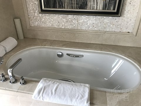 白金会员，预定的乞丐房，升级到行政套，送了水果和免费儿童冰激凌