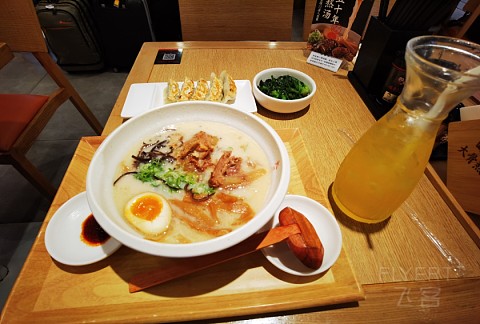 我觉得广州白云机场味千拉面的龙腾套餐还行，实在太饿了……