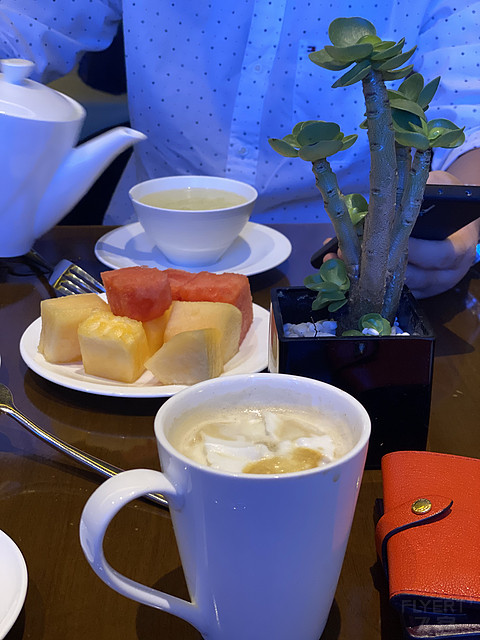 白金订普通房升级活力客房，28楼角房视野好，早餐一般般但是吃饱没问题，酒廊不错（暂时在二层）
