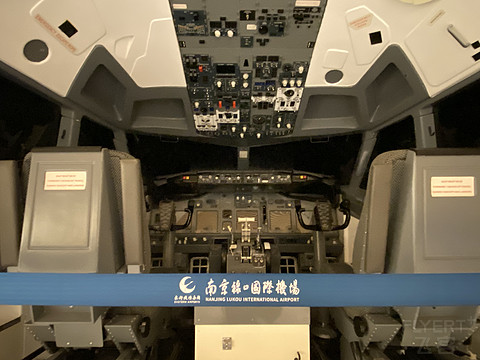匹配来的吉祥金卡，限时两个月，南京禄口机场V8贵宾厅，有月饼和软饮，没有小车送