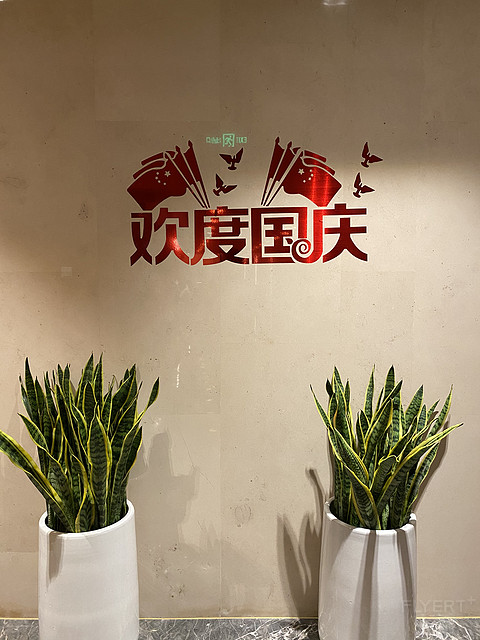 匹配来的吉祥金卡，限时两个月，南京禄口机场V8贵宾厅，有月饼和软饮，没有小车送
