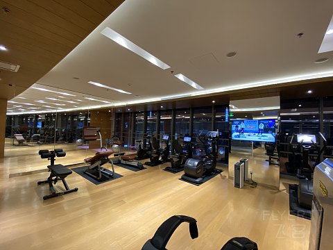 万豪白金，预定别致客房升级到行政豪华客房，因为十一，happy hour和小午茶升级到二层自助餐厅