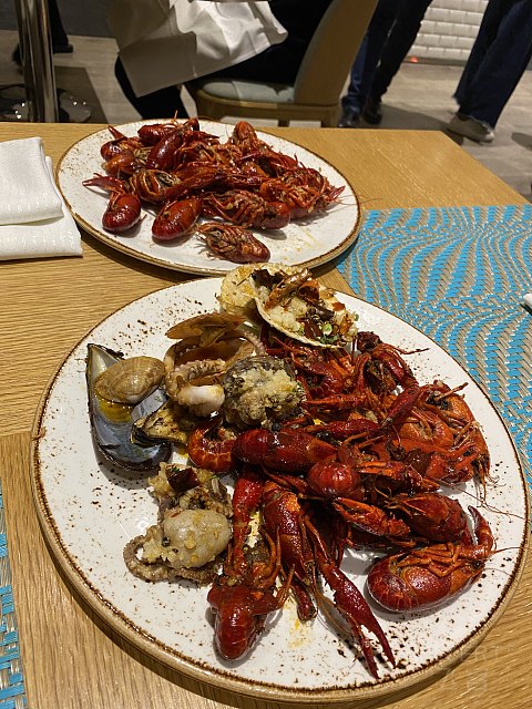 万豪白金，预定别致客房升级到行政豪华客房，因为十一，happy hour和小午茶升级到二层自助餐厅