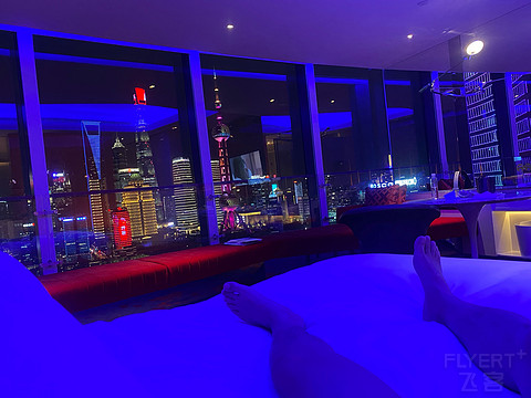 不能免俗，上海W，人多到爆