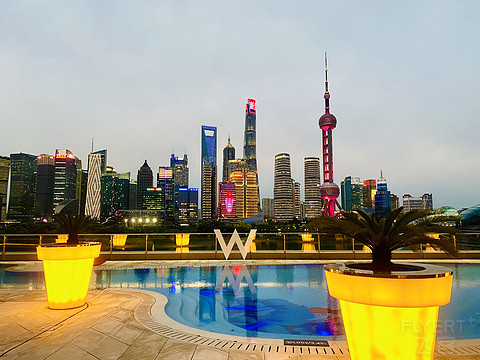 不能免俗，上海W，人多到爆