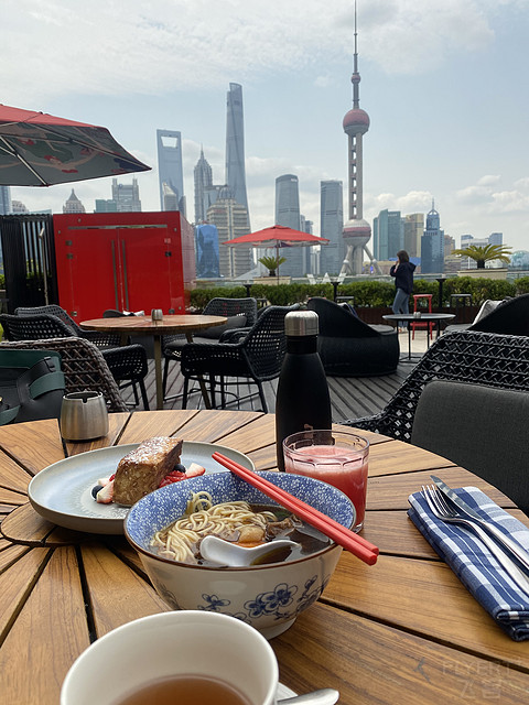 不能免俗，上海W，人多到爆
