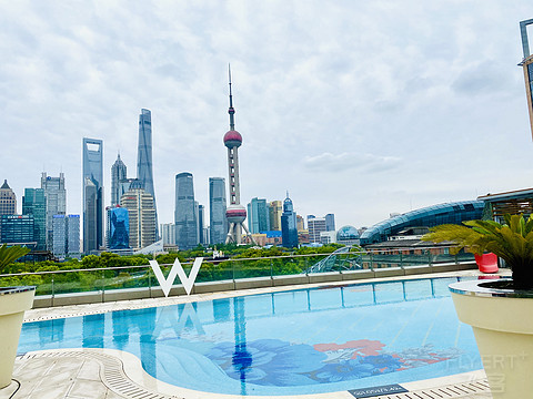 不能免俗，上海W，人多到爆