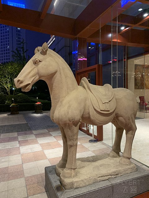 真的太差劲的香格里拉酒店了，酒店拒绝收外卖，设备老旧、服务态度不满意