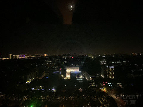 打卡南京维景国际大酒店，豪华特大床，含双人自助晚餐，双早，携程买的，叠加优惠638，感觉不错