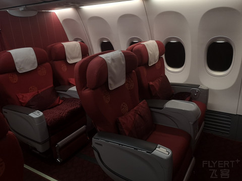 海南航空 HU7888 南京--十堰--乌鲁木齐 公务舱