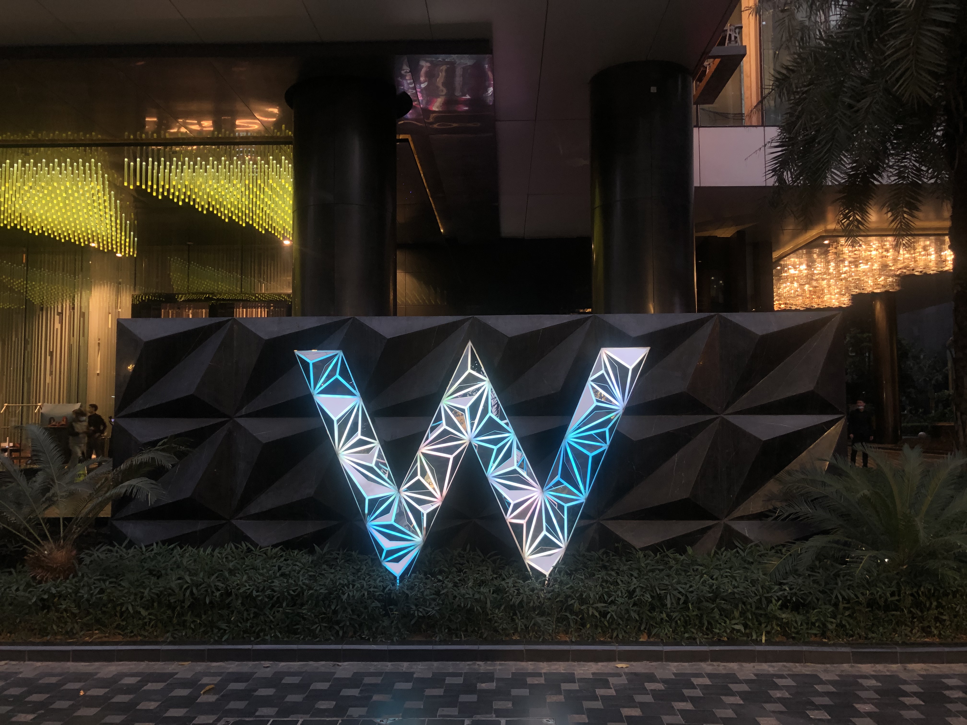 W  hotelס