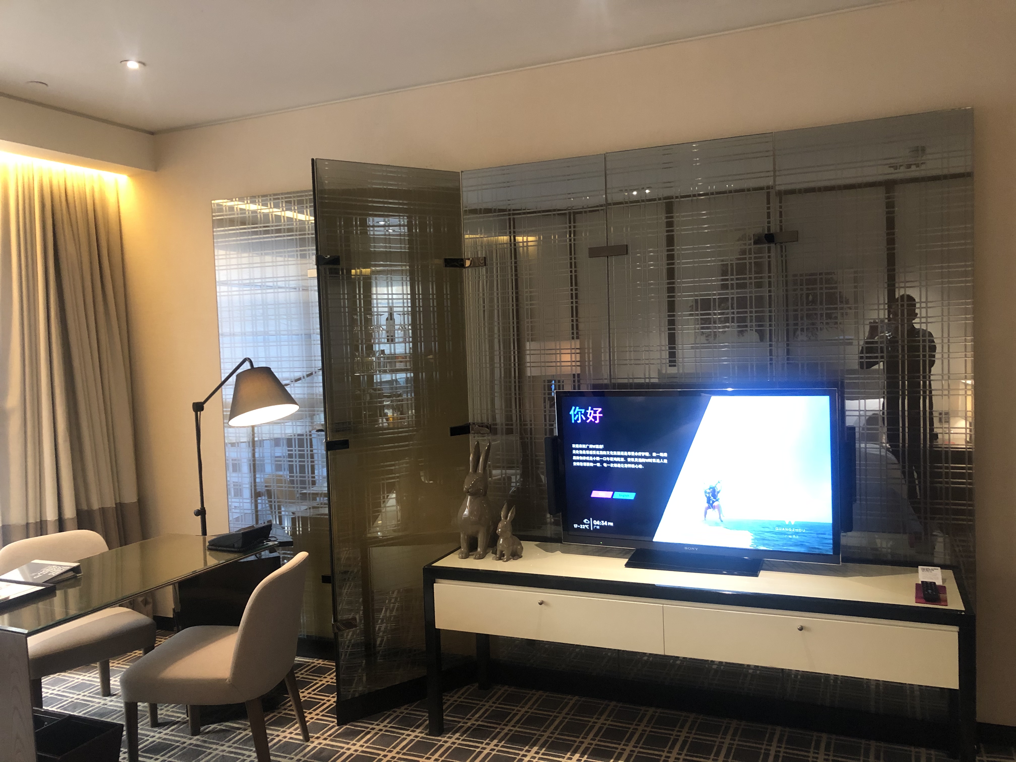 W  hotelס