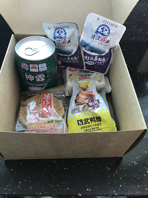 安利一波武汉机场的中转服务，空空中转，空铁中转都可以申请，貌似是下图的伴手礼，明天就可以拿到了