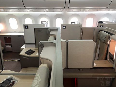 MU567|PVG-SIN B787-9公务舱