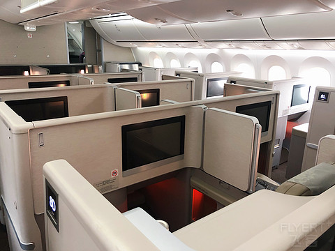 MU567|PVG-SIN B787-9公务舱