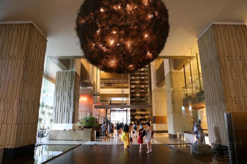Bangkok--Millennium Hilton Bangkok Lobby (10).JPG