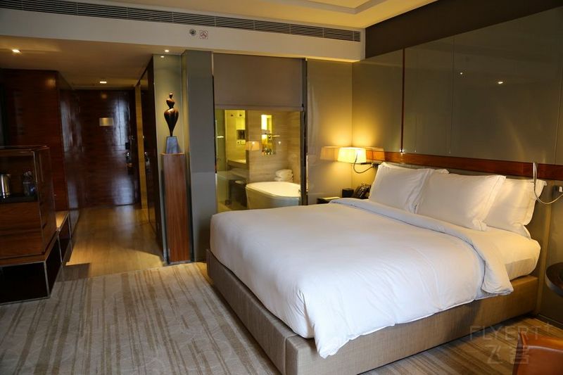 Bangkok--Hilton Bangkok Sukhumvit Guestroom (1).JPG