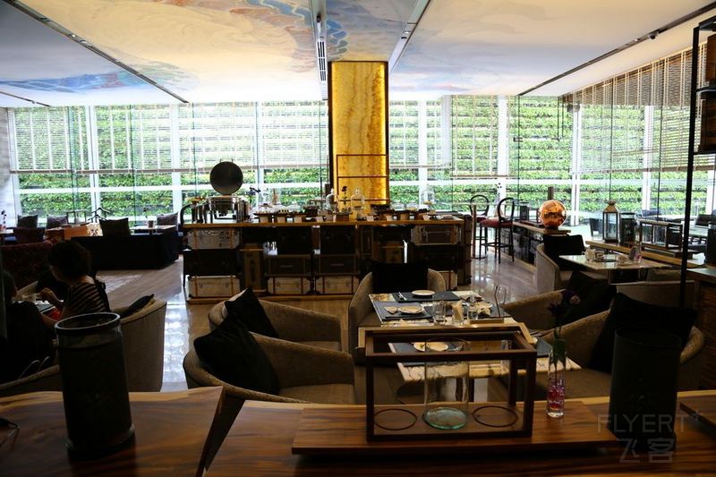 Bangkok--Hilton Bangkok Sukhumvit Lobby Bar (7).JPG