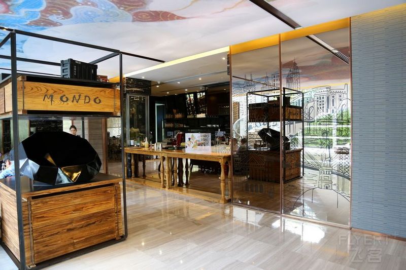 Bangkok--Hilton Bangkok Sukhumvit Lobby Bar (10).JPG