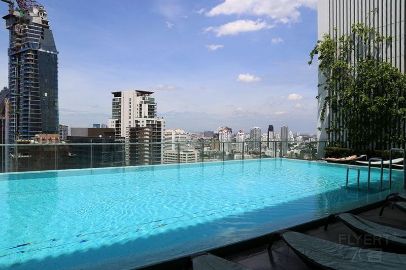 Bangkok--Hilton Bangkok Sukhumvit Swimming Pool (1).JPG